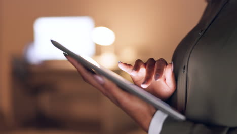 negocios, desplazamiento y manos de mujer con tableta