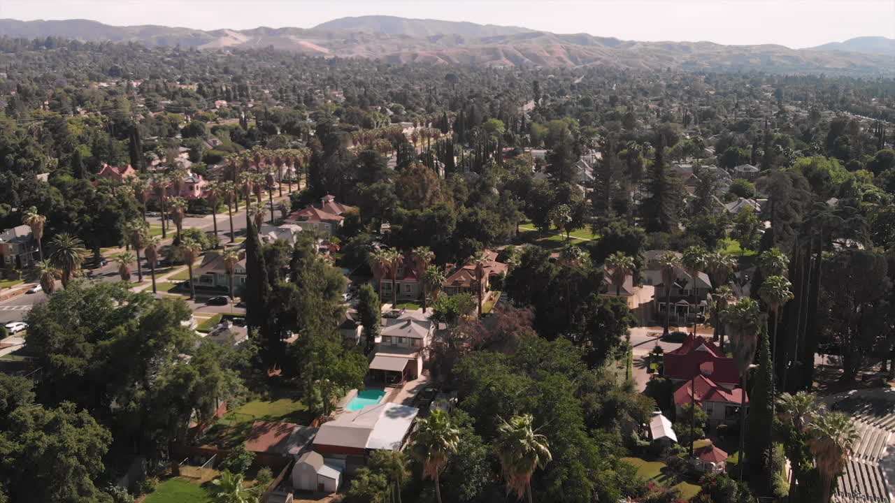 video aéreo de redlands, california en un día cálido y soleado