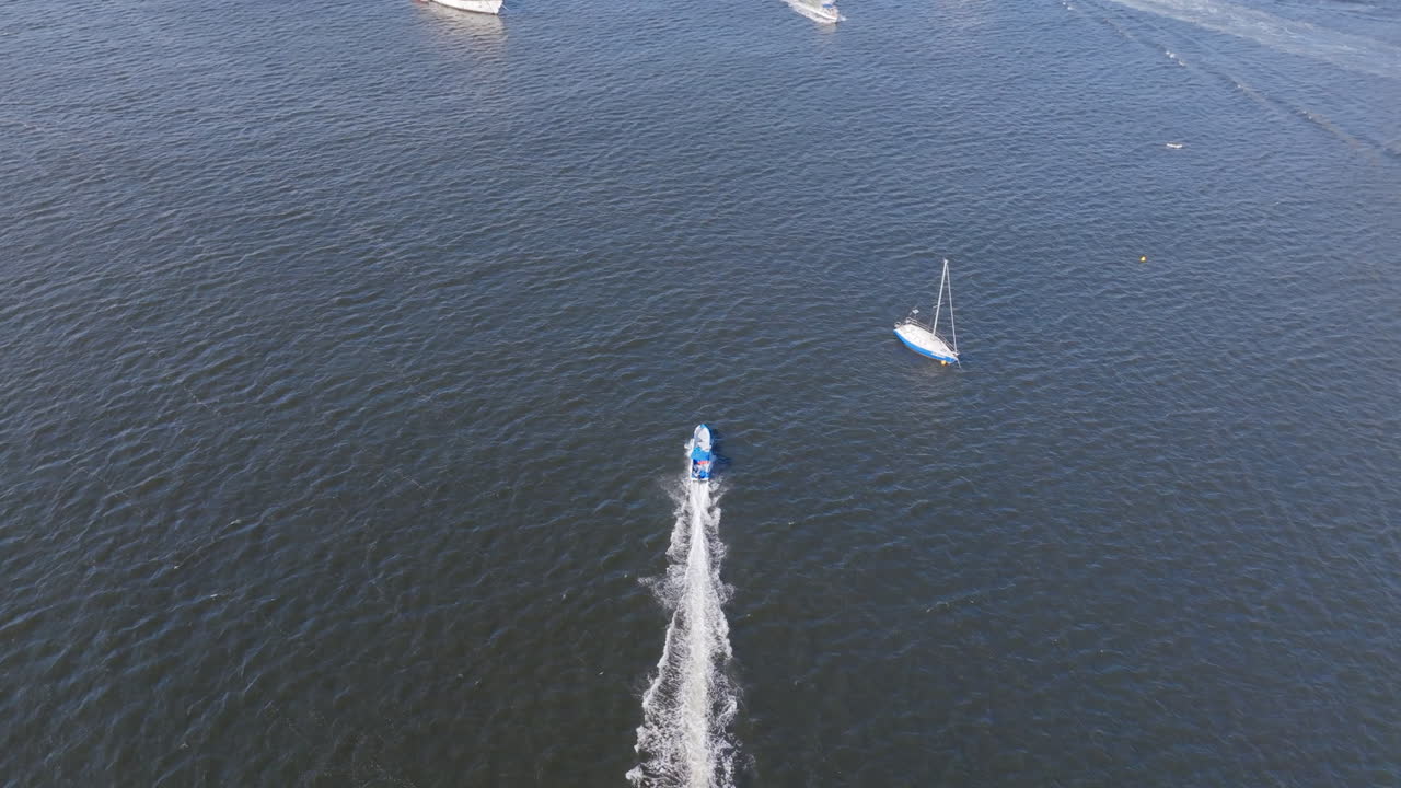 imágenes aéreas, siguiendo una lancha rápida corriendo a través de las aguas abiertas de la bahía de botafogo en río de janeiro, brasil