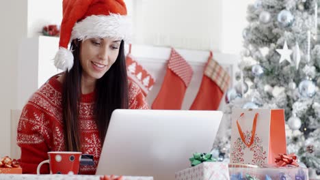 Mujer-Sonriente-Haciendo-Compras-Navideñas-En-Línea