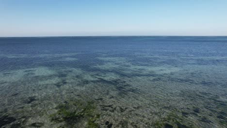 la marea baja en el inmenso océano índico, kiwengwa