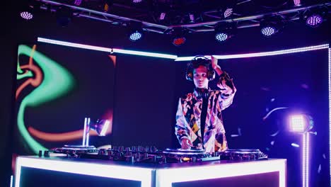 actuación de dj en un club nocturno
