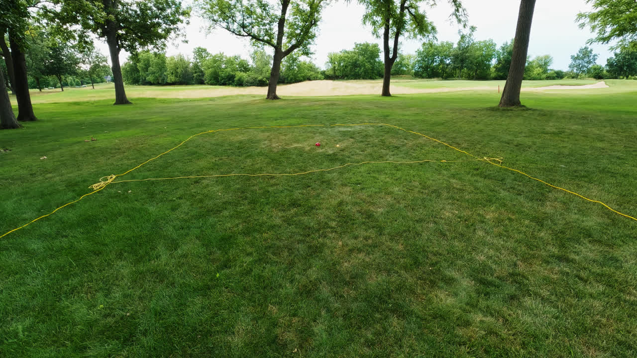 toma de manos jugando al juego de petanca tradicional lanzando una bola de metal brillante y pesada al objetivo durante el día