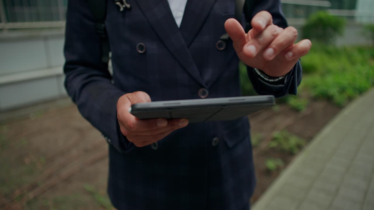 Uomo che usa il tablet all'aperto