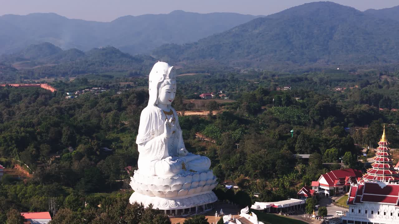 Guan Yin-statue ved Wat Huay Pla Kang i Chiang Rai, Thailand