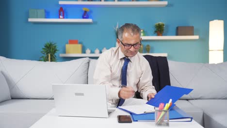 trabajador de oficina en casa, hombre freelance.