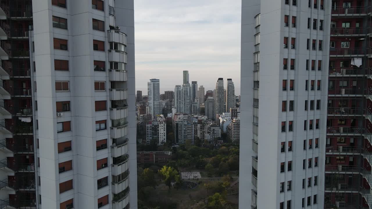 아르헨티나 부에노스 아이레스의 스카이라인을 보여주는 쌍둥이 빌딩 옆에 있는 시네마틱 공중 역방향 비행