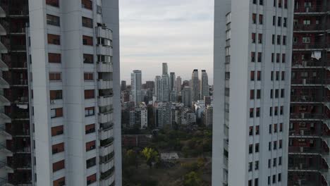 voo aéreo cinematográfico para trás ao lado das torres gêmeas, mostrando o horizonte de buenos aires, argentina