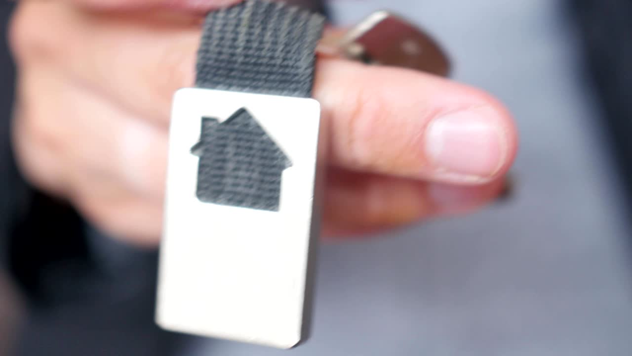 mostrando un montón de llaves a la cámara a la cámara