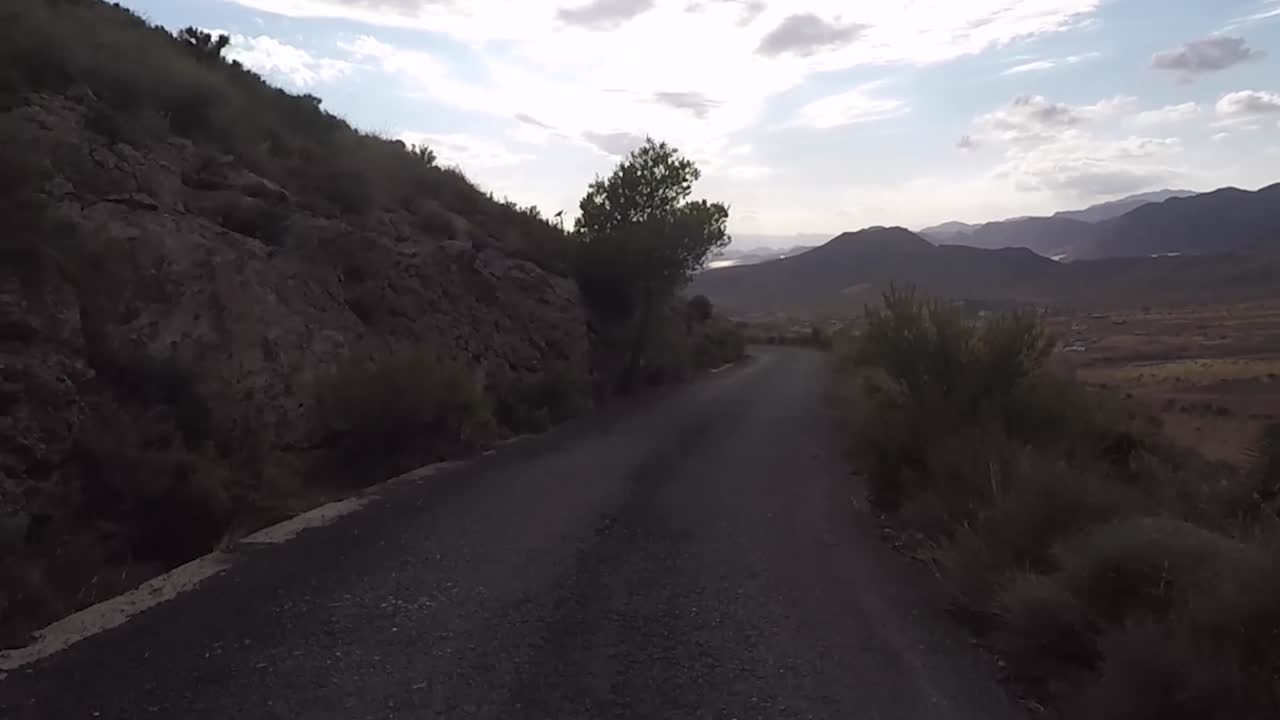 스페인 자연을 통해 운전하는 동안 차 밖에서 촬영