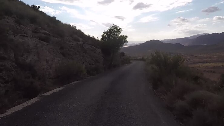 Ripresa dall'esterno dell'auto mentre si attraversa la natura spagnola