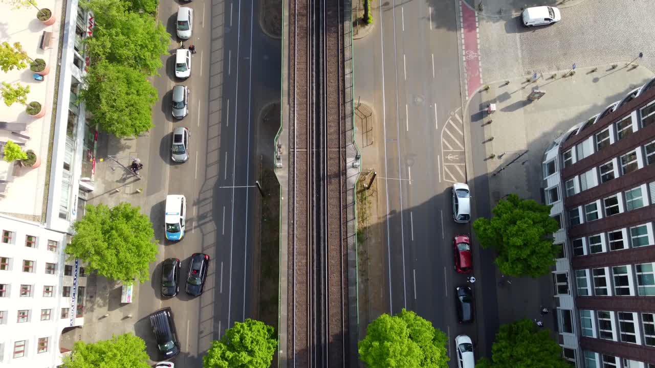 eberswalder starße 거리 지하철은 philipp marnitz의 2022년 봄 시네마틱 베를린 prenzlauer berg schönauer allee의 무인 항공기 영상 아래로 침몰하는 파티 클럽 스테이션 숨막히는 조감도 비행입니다.