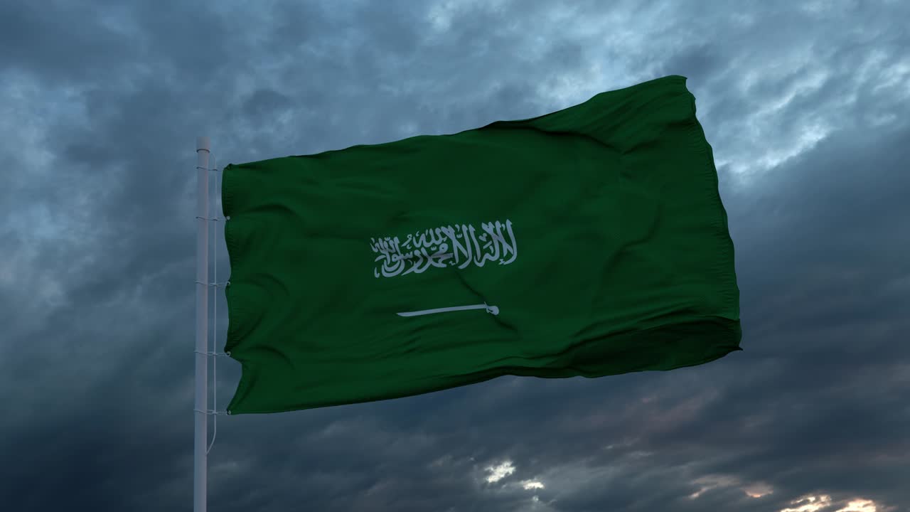 Bandiera realistica dell'Arabia Saudita che sventola al vento contro un cielo tempestoso, cupo e profondo.