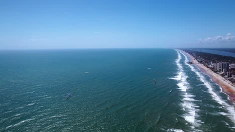 Vista-Aérea-Siguiendo-Un-Avión-Con-Una-Pancarta-En-La-Soleada-Playa-De-Daytona,-Florida,-Ee.uu.