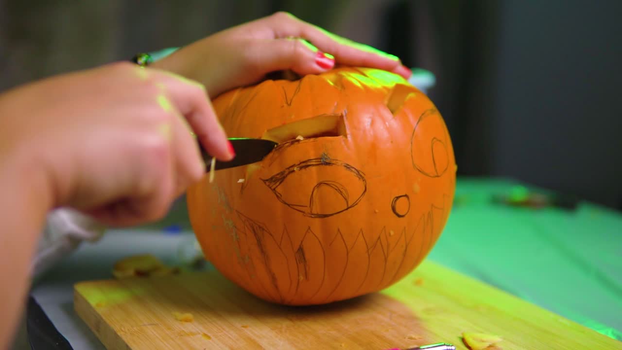 모든 종류의 도구를 사용하여 할로윈 호박에 눈썹 조각