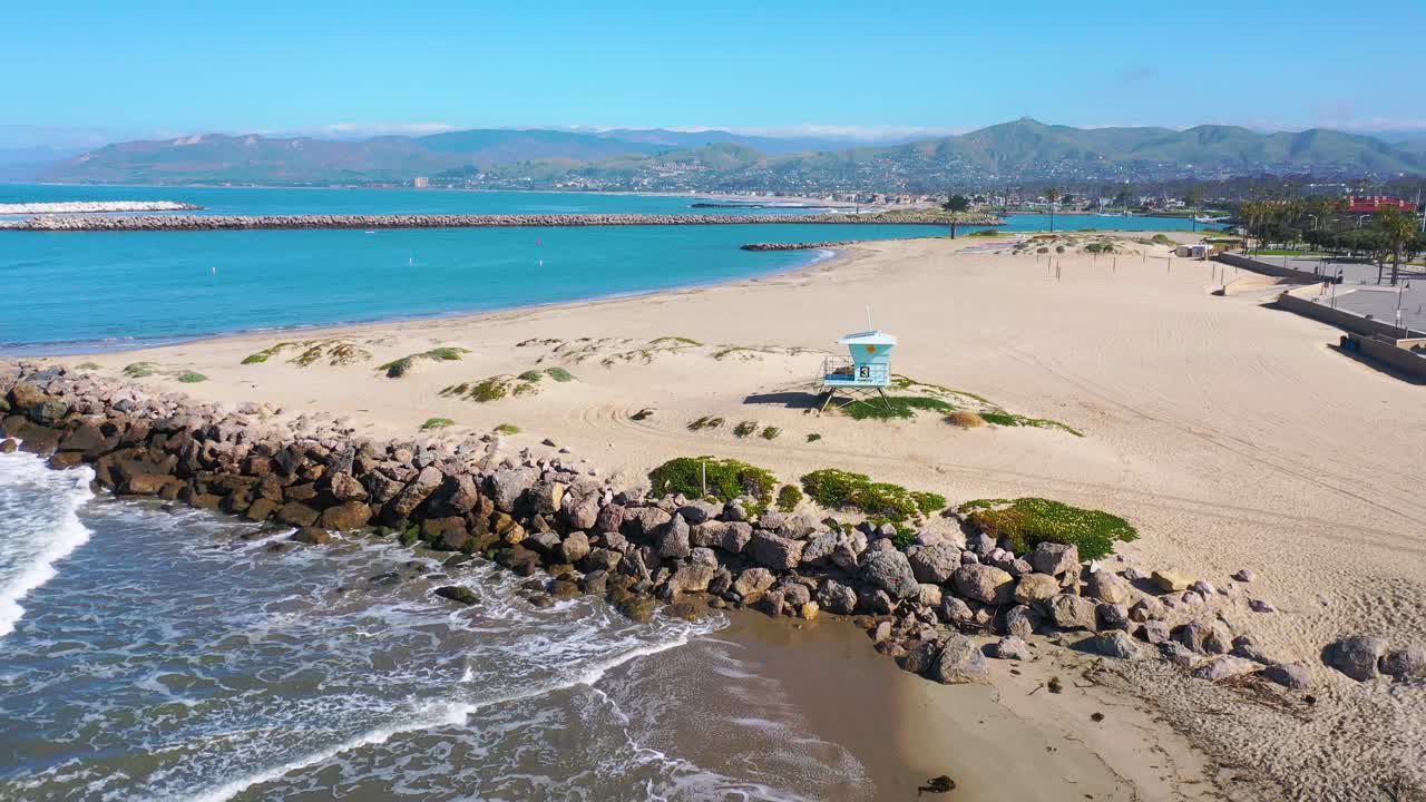 2020 - covid-19 코로나바이러스 전염병 동안 폐쇄된 인명구조소와 벤투라 남부 캘리포니아의 버려진 해변의 항공