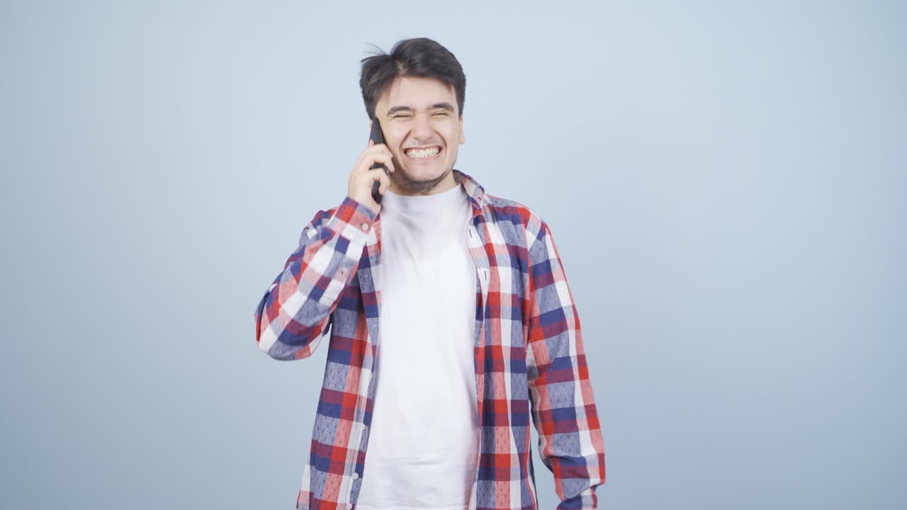 전화로 복음을 듣는 남자.