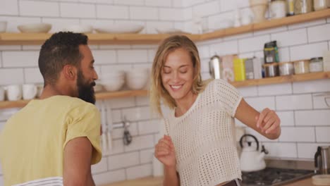 una pareja linda bailando juntos en casa