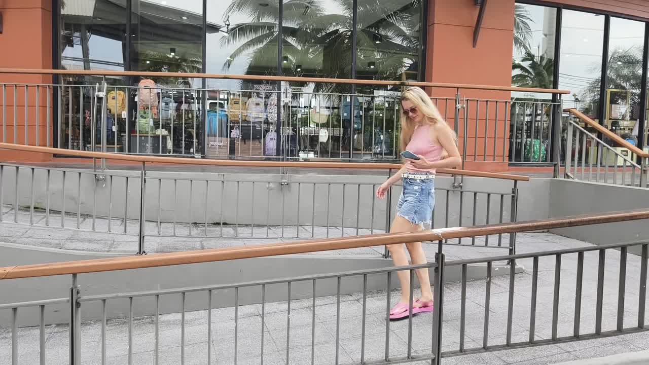 쇼핑몰에서 고 있는 여자