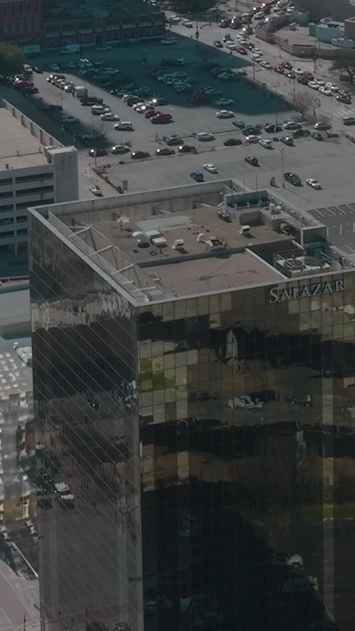Vista do centro de Dallas, Texas, do alto, mostrando edifícios e ruas
