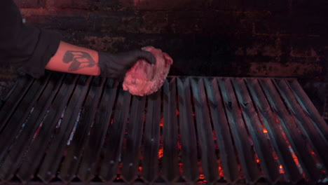 poner bistec crudo en la parrilla chef de barbacoa