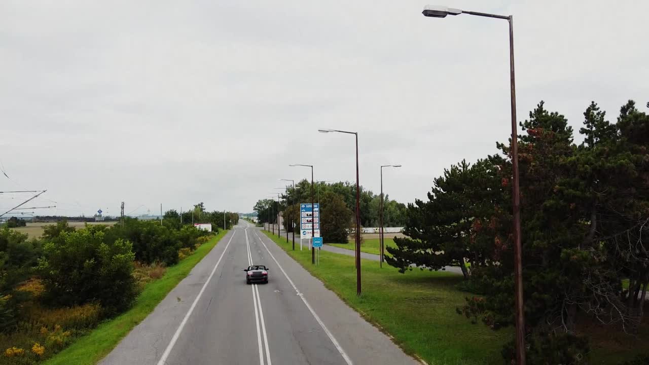 끝이 없는 고속도로를 달리는 컨버터블 드라이빙