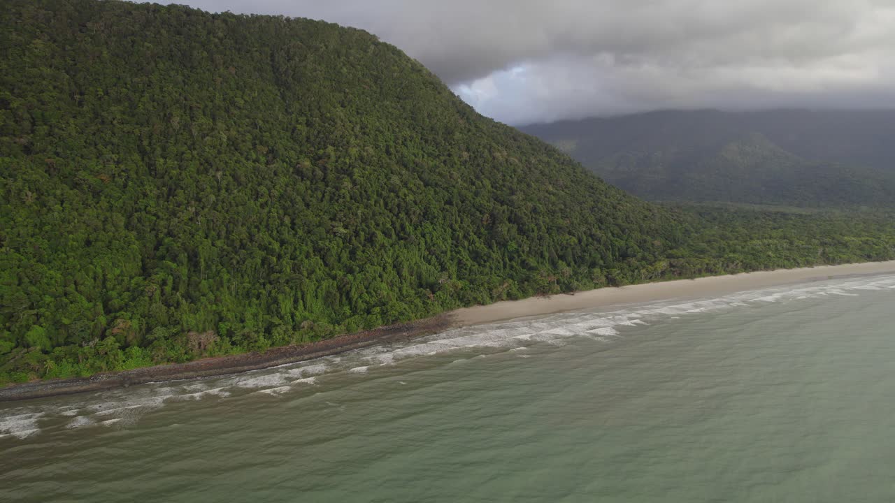 playa y montañas escénicas en el parque nacional daintree en el extremo norte de queensland, australia - toma aérea de drones