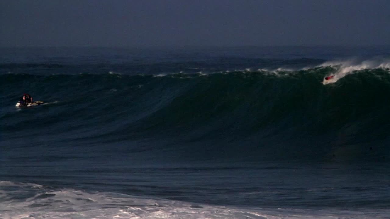 multiple surfers ride very big waves in hawaii 2 | freepik