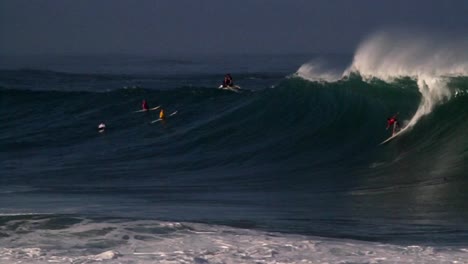 múltiples surfistas montan olas muy grandes en hawaii 2