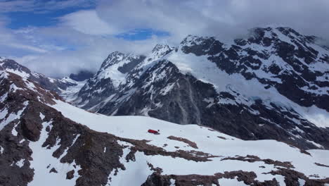 Mueller-Hut-4k-Drone-Día-Nublado