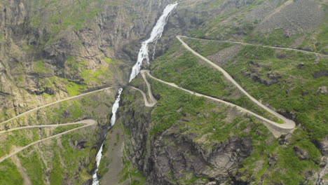 Camino-Estrecho-De-Trollstigen-Junto-Con-La-Cascada-Stigfossen-En-More-Og-Romsdal,-Noruega