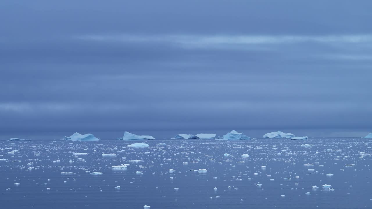 남극의 빙산과 얼음의 풍경은 남극 반도에서 광활하고 끝없는 극적인 풍경, 파란색 겨울 해안 풍경에 큰 특이한 모양을 가진 아름다운 바다 풍경입니다.