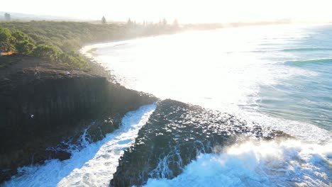 澳洲新南威爾士州fingal head causeway和headland的海浪在陽光明<unk>的日子中破裂