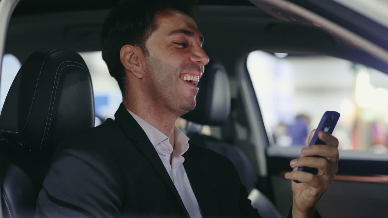 hombre usando el teléfono en un coche