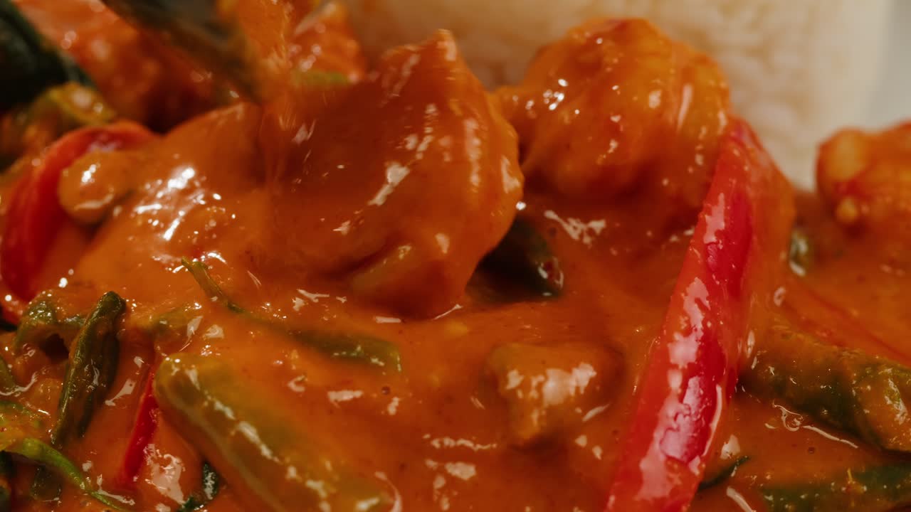 Curry rosso di gamberi al tamarindo, gamberi in salsa di pomodoro e zenzero, cucina asiatica, ristorante cinese.