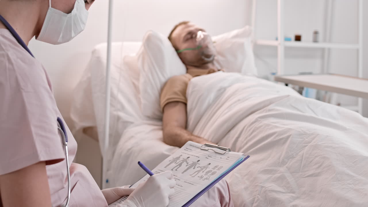 el médico rellenando los datos del paciente