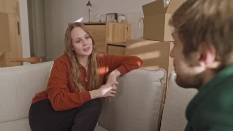 una pareja discutiendo el proceso de mudanza.
