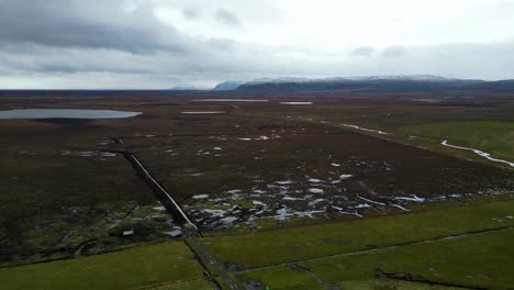 Tierras-De-Cultivo-Planas-Y-Verdes-En-Islandia-Durante-El-Verano---Antena-Con-Espacio-Para-Copiar