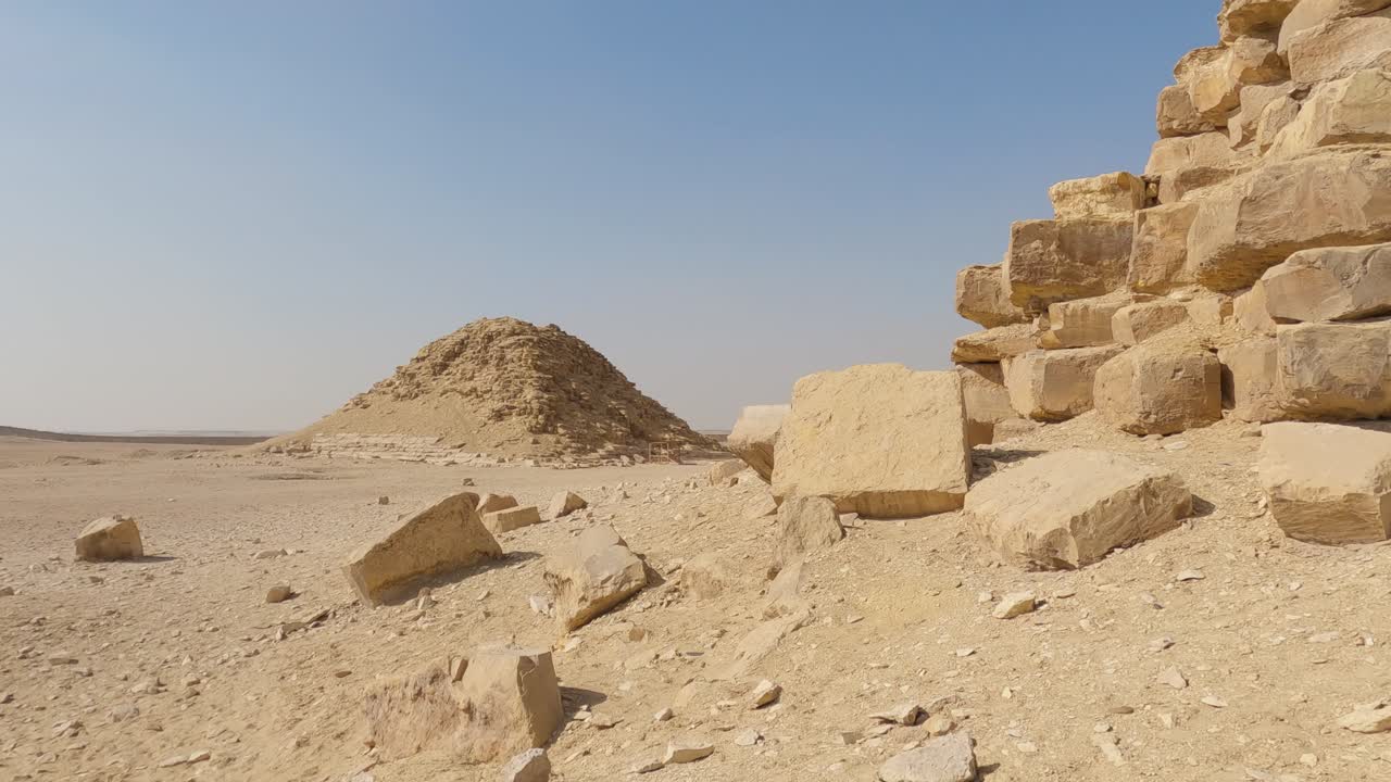 푸른 하늘과 함께 이집트 사막의 날씨 피라미드의 근접