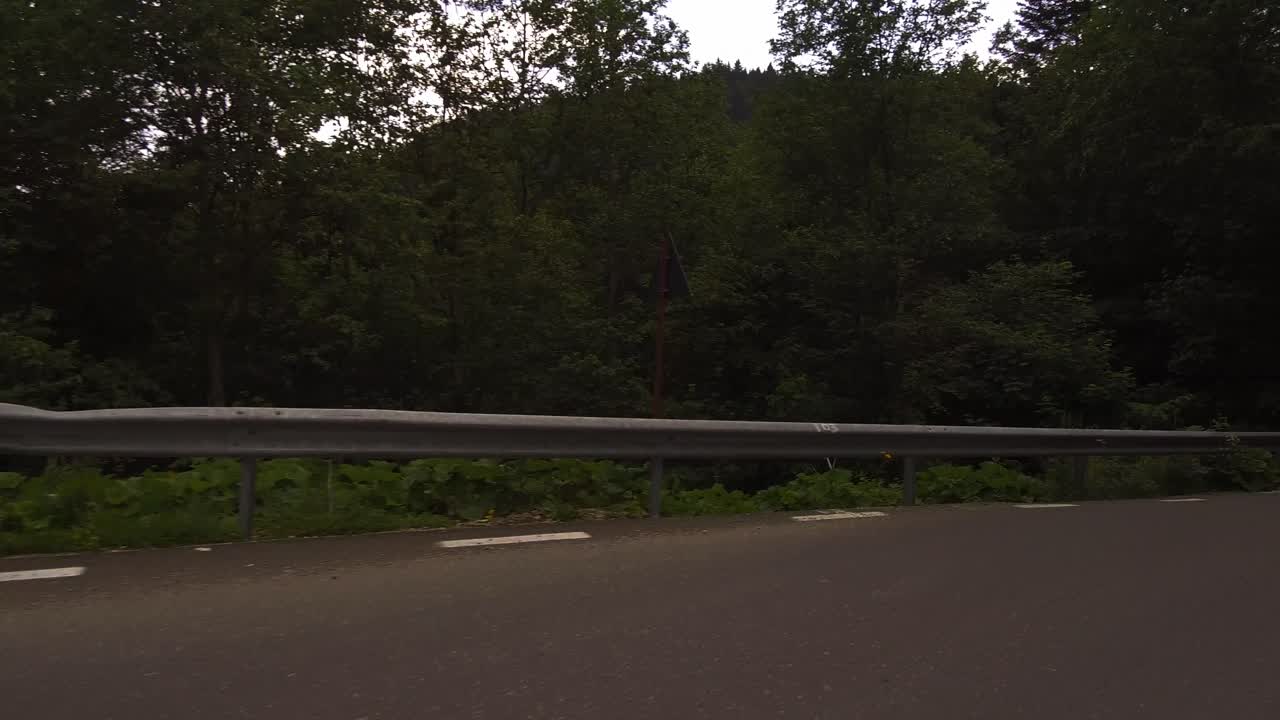 일몰 동안 좁고 구불구불한 길을 따라 산을 내려오다, 부체기 산, 루마니아