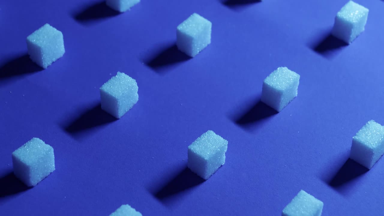 una vista inclinada hacia arriba de 4k de un fondo cúbico único con cubos de azúcar blancos dispuestos en filas en un fondo azul oscuro, efecto 3d