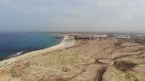 Costa-Vacía-Con-Vistas-A-La-Playa-Bikini-En-El-Fondo-En-Sal-Cabo-Verde