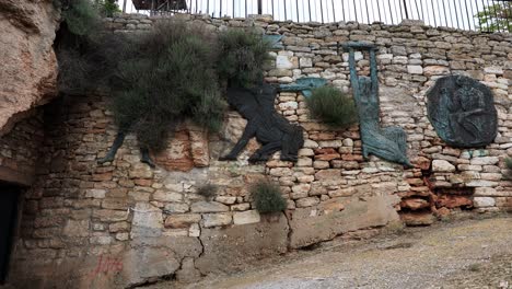 relieves esculpidos que decoran el camino hacia el borde del acantilado en el cabo kaliakra en bulgaria