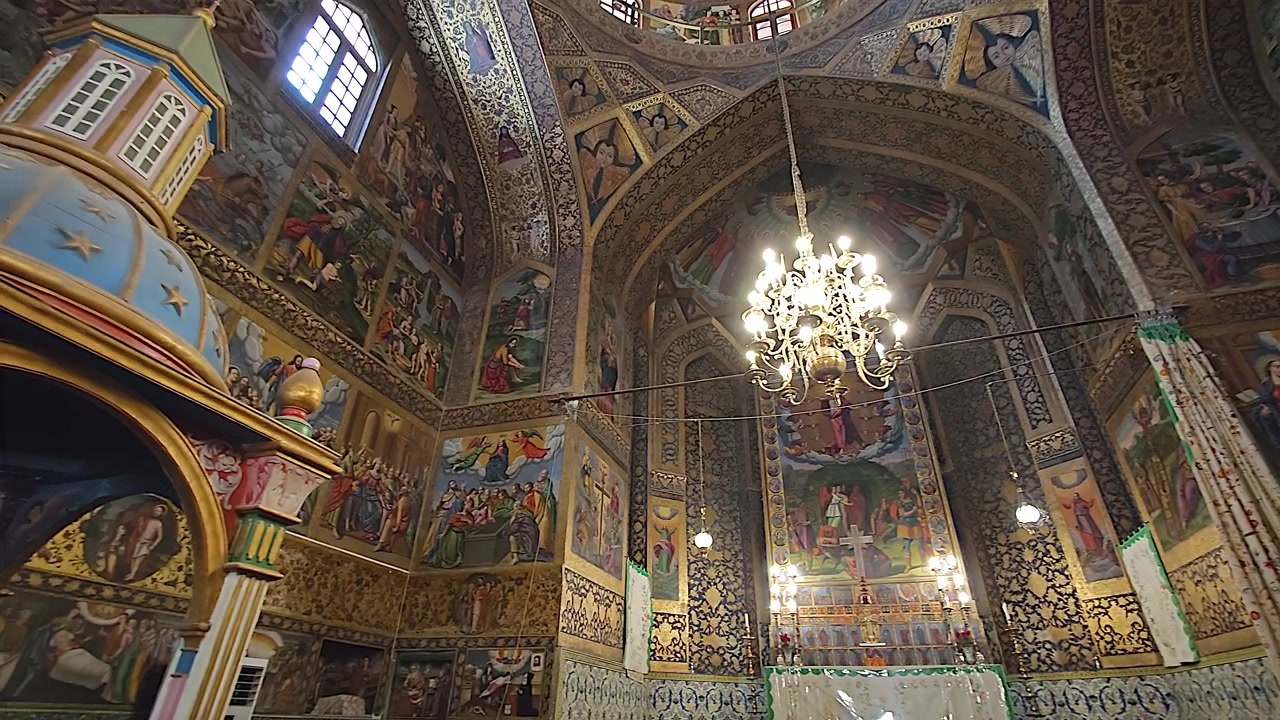 Vue intérieure de la cathédrale de Vank présentant des fresques religieuses ornées