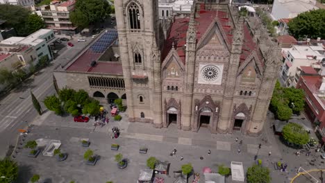 La-Basílica-del-Santísimo-Sacramento-With-Cityscape-Background-In-Guadalajara,-Jalisco,-Mexico