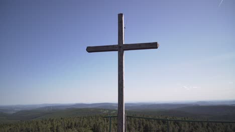 Aufwärts-In-Richtung-Holzkreuz-An-Der-Spitze-Des-Jizera-Hügels,-Tschechische-Republik