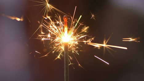 fuego de bengala ardiente y chispas en el fondo desenfocado en 4k