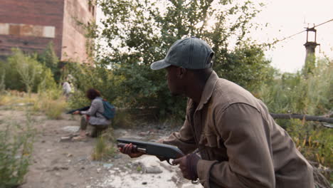 hombres con armas atacando a los zombies.