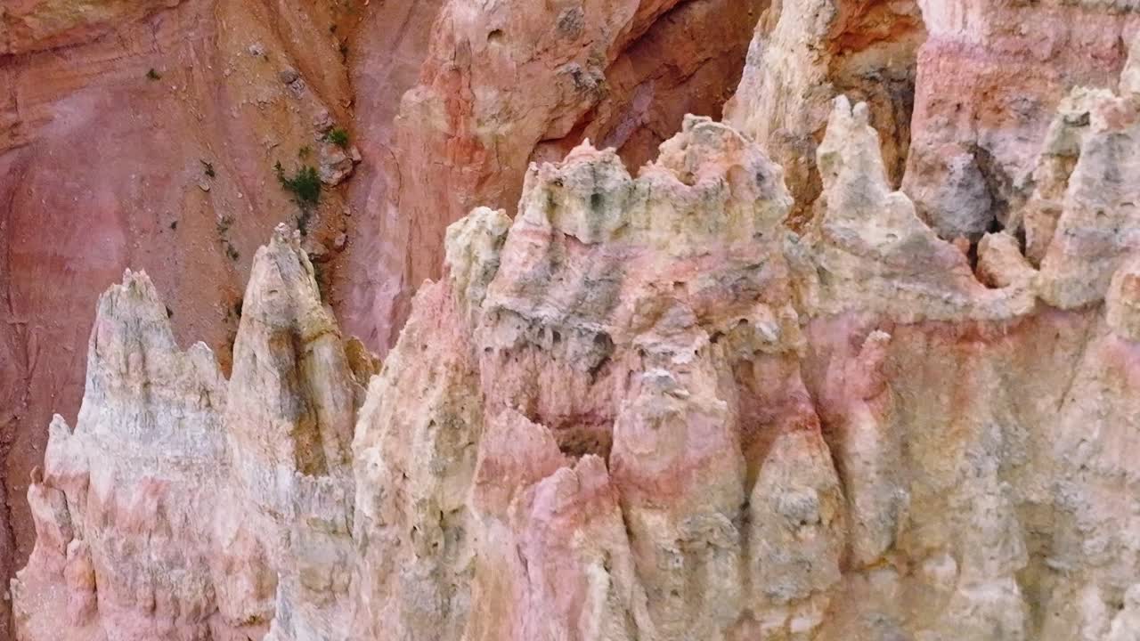 Escursione lungo le formazioni rocciose nel Mojave, USA, di giorno