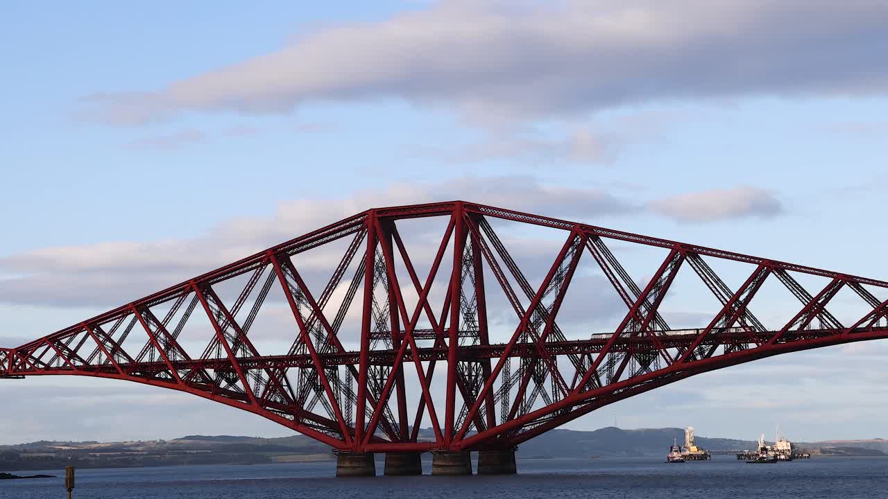 barco que pasa por debajo del puente ferroviario